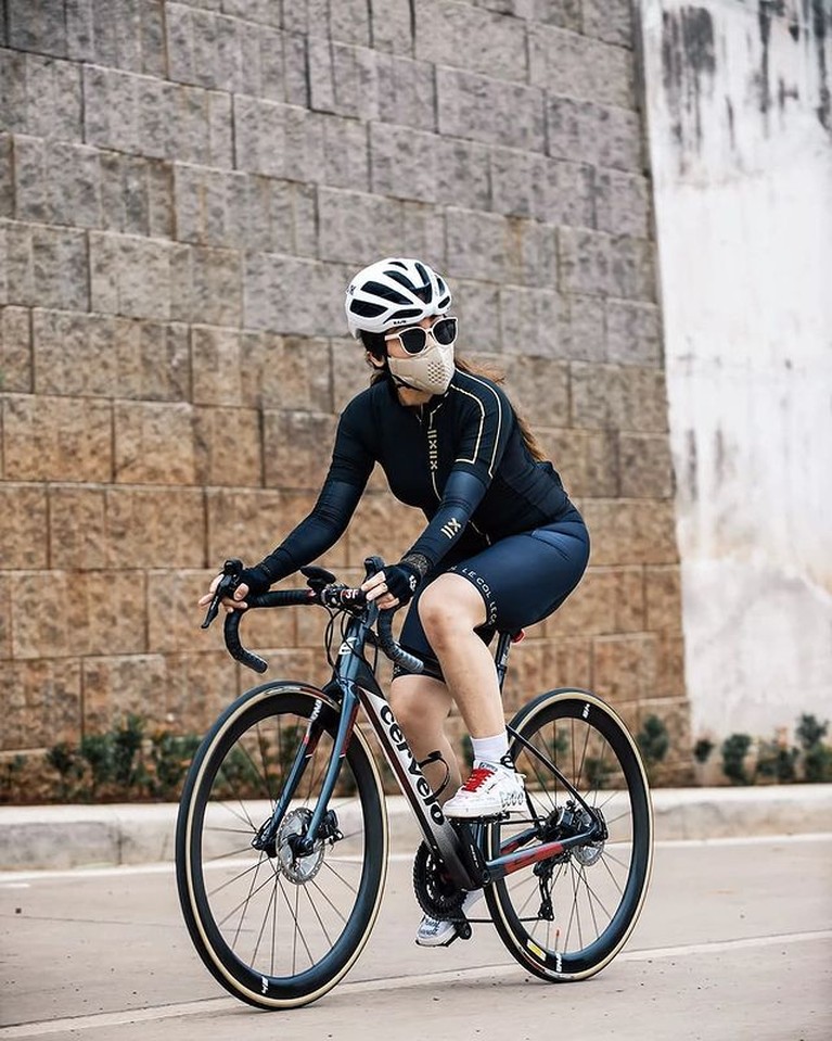Alami Kecelakaan Sepeda, Intip Gaya Virnie Ismal Saat Gowes Artis Meksiko Lyn May memacari seorang berondong dan sedang hamil di umur 69 tahun. Yuk kita intip potret sang kekasih berondongnya!