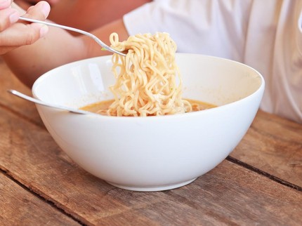 Viral Bocah Hanya Makan Mi Instan Setiap Hari, Apa Dampaknya untuk Anak?