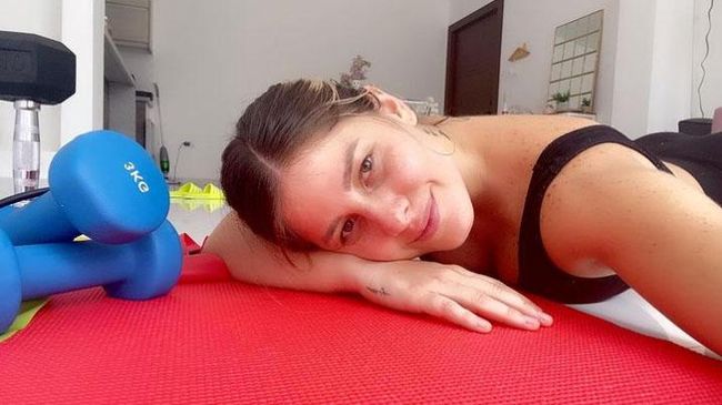 Nikki Mackliff menanggapi tuduhan dari para penggemar BTS atau ARMY yang menyatakan bahwa ia dituduh menjiplak sampul album BTS.