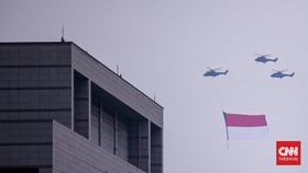 FOTO: Membentang Merah Putih Raksasa di Langit Ibu Kota RI