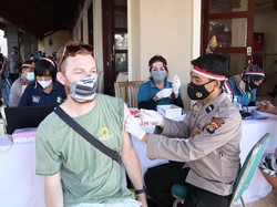 Bule-bule di Gili Lombok juga Antusias Ikut Vaksinasi Corona