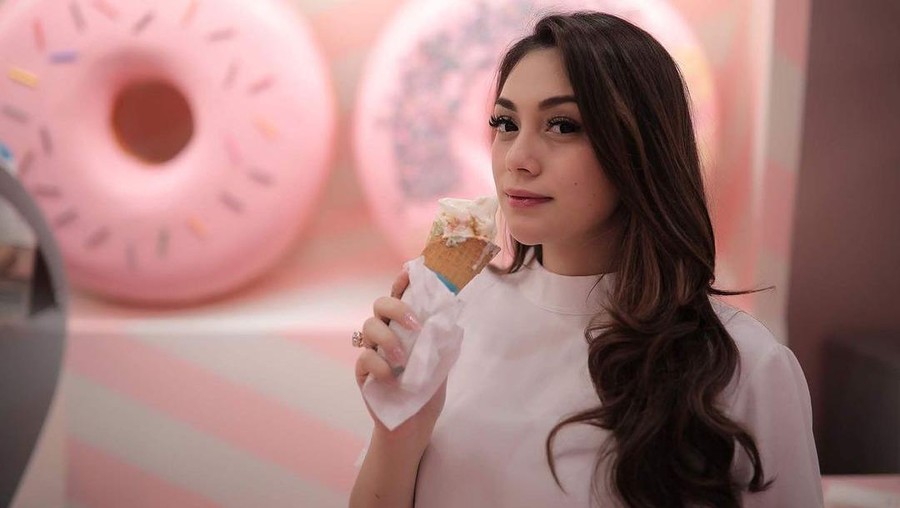 Keseruan Celine Evangelista Beri Kejutan Kue Ulang Tahun untuk Stefan William