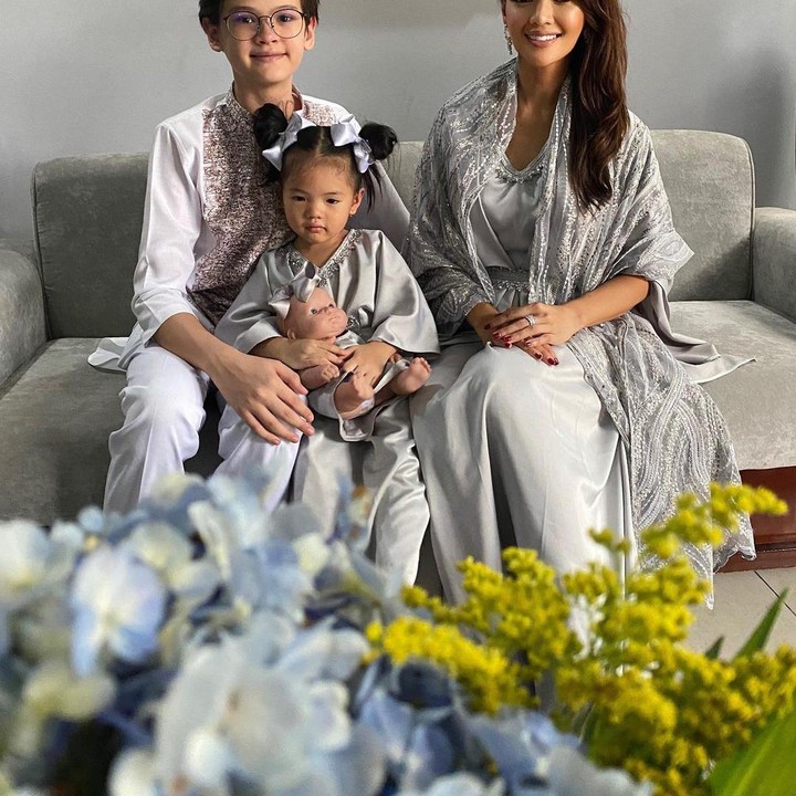 <p>Saat ini Farah Quinn sudah berusia 41 tahun, Bunda. Meski begitu, ia masih terlihat masih muda dalam potret bersama kedua anaknya sebagai berikut, ya? (Foto: Instagram @farahquinnofficial)</p>