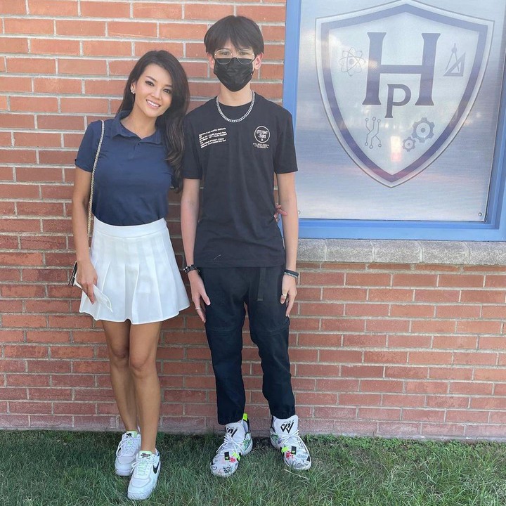 <p>Farah Quinn ungkap bahwa saat ia dan Armand akan ambil gadget di sekolah, gurunya memberi dua set karena mengira dirinya sebagai siswa juga. (Foto: Instagram @farahquinnofficial)</p>