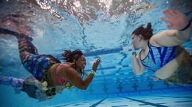 FOTO: Kilau Putri Duyung di Kolam Renang AS