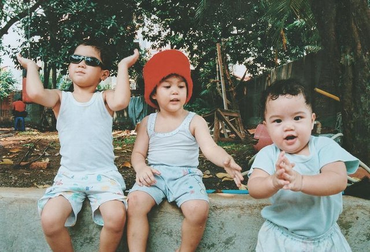 Persaudaraan Al El dan Dul memang sering jadi sorotan&comma; foto masa kecil mereka pun kompak menggemaskan&period; Yuk kita intip&excl;