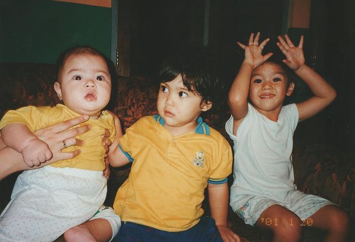 Persaudaraan Al El dan Dul memang sering jadi sorotan&comma; foto masa kecil mereka pun kompak menggemaskan&period; Yuk kita intip&excl;