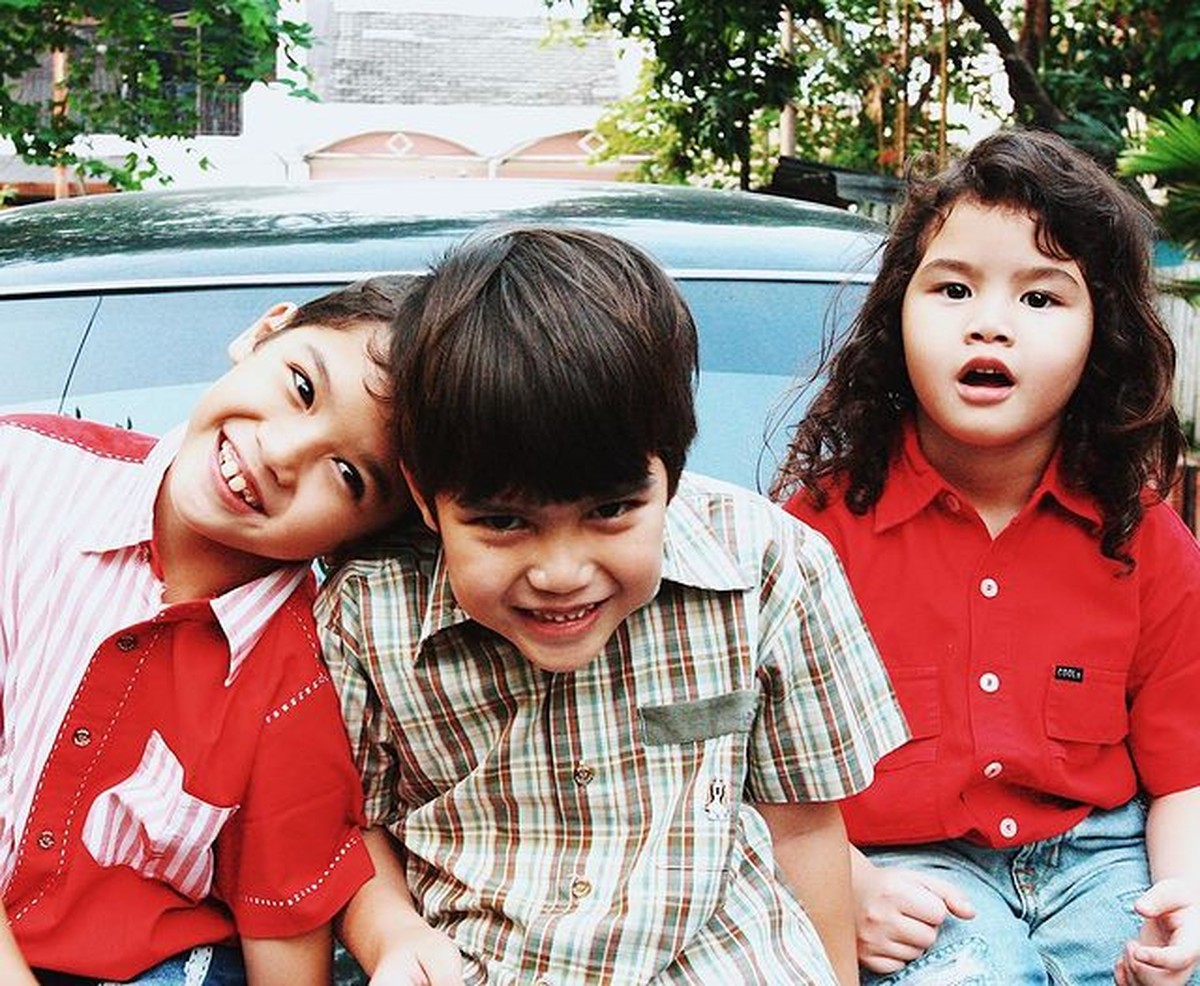 Persaudaraan Al El dan Dul memang sering jadi sorotan&comma; foto masa kecil mereka pun kompak menggemaskan&period; Yuk kita intip&excl;