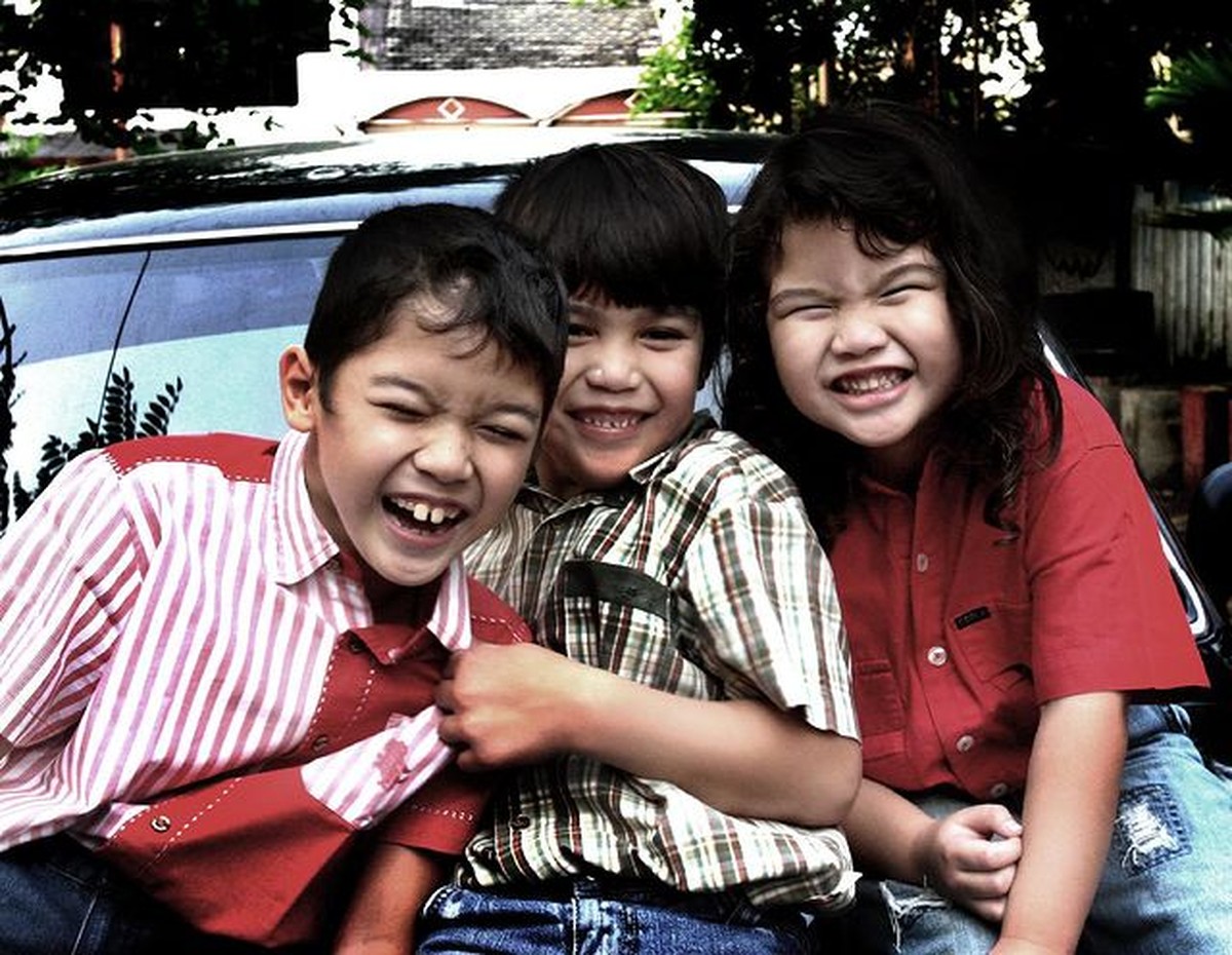 Persaudaraan Al El dan Dul memang sering jadi sorotan&comma; foto masa kecil mereka pun kompak menggemaskan&period; Yuk kita intip&excl;