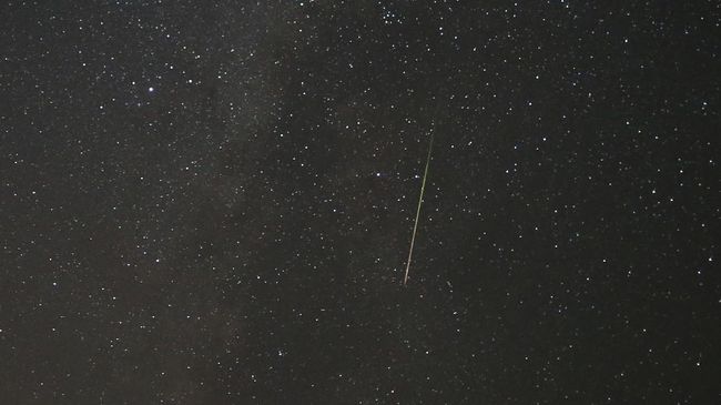 Hujan Meteor Perseid Serbu Langit Akhir Pekan, Kapan Waktu Puncaknya? Puncak hujan meteor Perseid akan terjadi akhir pekan ini. Simak rincian waktu dan lokasi yang tepat untuk memantaunya.