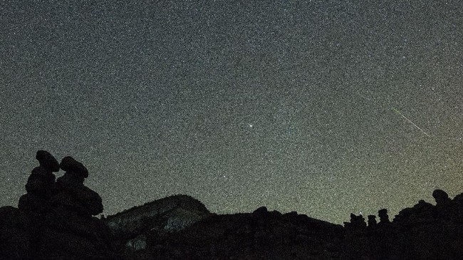 Fenomena langit Juli 2022 terdiri dari Full Buck Supermoon, hujan meteor, hingga gerak mundur Jupiter.