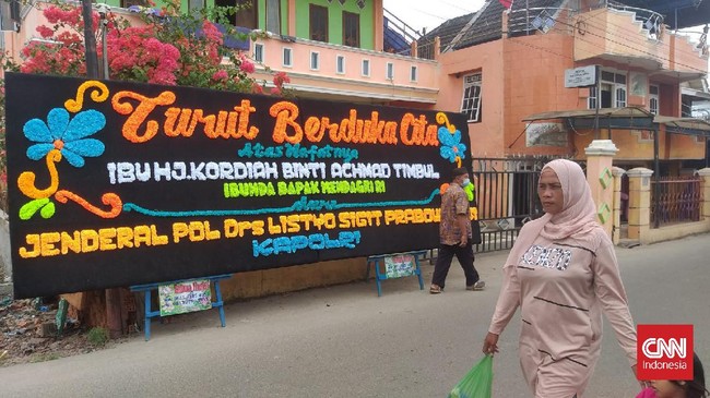 Ibunda Mendagri Tito Karnavian, yang meninggal di RS, langsun dimakamkan di TPU di Palembang tanpa dibawa lebih dulu ke kediaman demi menghindari kerumunan.