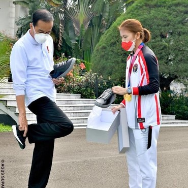 Beli Sneakers Buatan Greysia Polii, Jokowi: Sudah Saatnya Saya Tambah Sepatu
