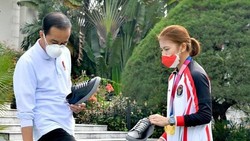Beli Sneakers Buatan Greysia Polii, Jokowi: Sudah Saatnya Saya Tambah Sepatu