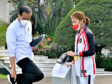 img-title Beli Sneakers Buatan Greysia Polii, Jokowi: Sudah Saatnya Saya Tambah Sepatu