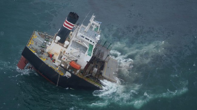 Kapal KM Glory Mary yang berlayar dari Manado menuju Lirung, Melonguane kandas di sekitar Perairan Moronge, Pulau Salibabu, Kepulauan Talaud.