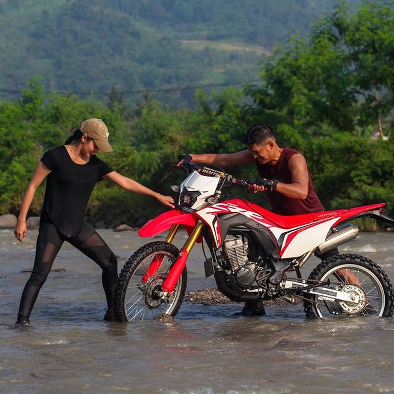 Ibnu Jamil mempunyai hobi main motor trail, Ririn pun terlihat sering ikut motoran bareng. Yuk kita lihat keseruan mereka!