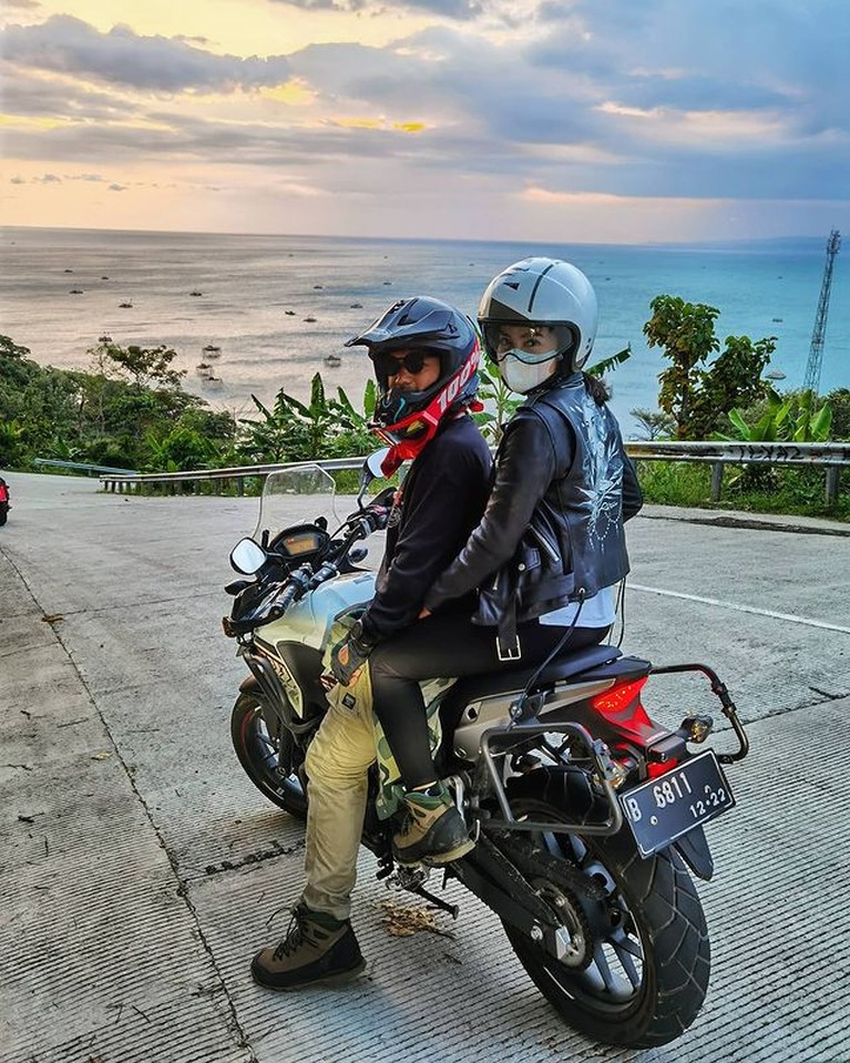 Keseruan Ibnu Jamil dan Ririn Ekawati Motoran Bareng Nikmati Alam Ibnu Jamil mempunyai hobi main motor trail, Ririn pun terlihat sering ikut motoran bareng. Yuk kita lihat keseruan mereka!
