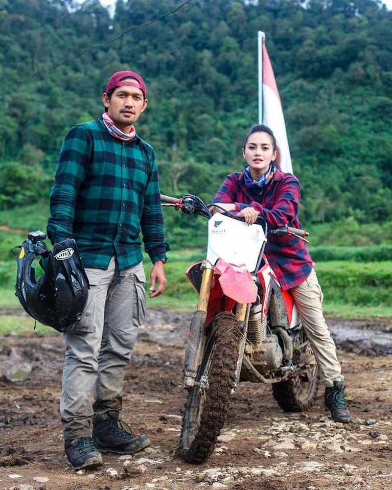 Ibnu Jamil mempunyai hobi main motor trail, Ririn pun terlihat sering ikut motoran bareng. Yuk kita lihat keseruan mereka!