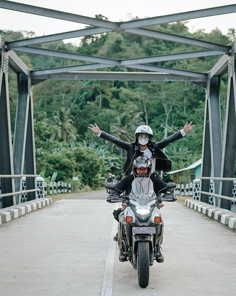 Keseruan Ibnu Jamil dan Ririn Ekawati Motoran Bareng Nikmati Alam Ibnu Jamil mempunyai hobi main motor trail, Ririn pun terlihat sering ikut motoran bareng. Yuk kita lihat keseruan mereka!