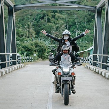 Momen Romantis Ibnu Jamil & Ririn Ekawati Motoran Bareng Nikmati Alam