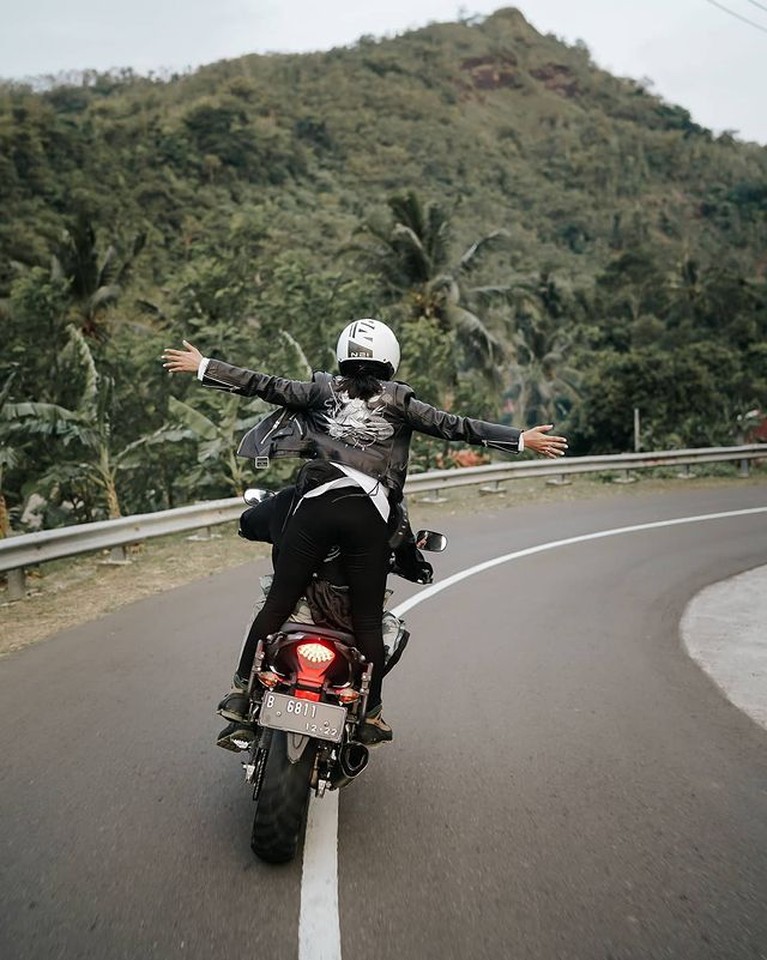 Keseruan Ibnu Jamil dan Ririn Ekawati Motoran Bareng Nikmati Alam Ibnu Jamil mempunyai hobi main motor trail, Ririn pun terlihat sering ikut motoran bareng. Yuk kita lihat keseruan mereka!