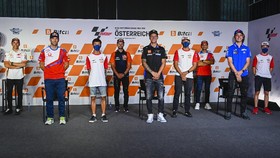 FOTO: Mario Aji Tanya Soal Home Alone ke Pembalap MotoGP