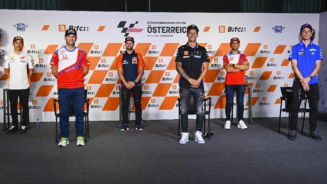FOTO: Mario Aji Tanya Soal Home Alone ke Pembalap MotoGP