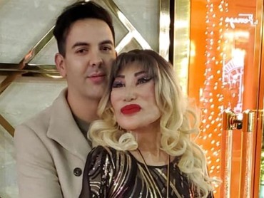 img-title Dulu Stres Ditinggal Suami, Artis Meksiko 69 Tahun Dihamili Pacar Berondong