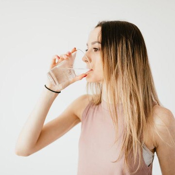 5 Manfaat Minum Air Putih Setelah Bangun Tidur, Bisa Bantu Kempeskan Perut Buncit Juga Lho!