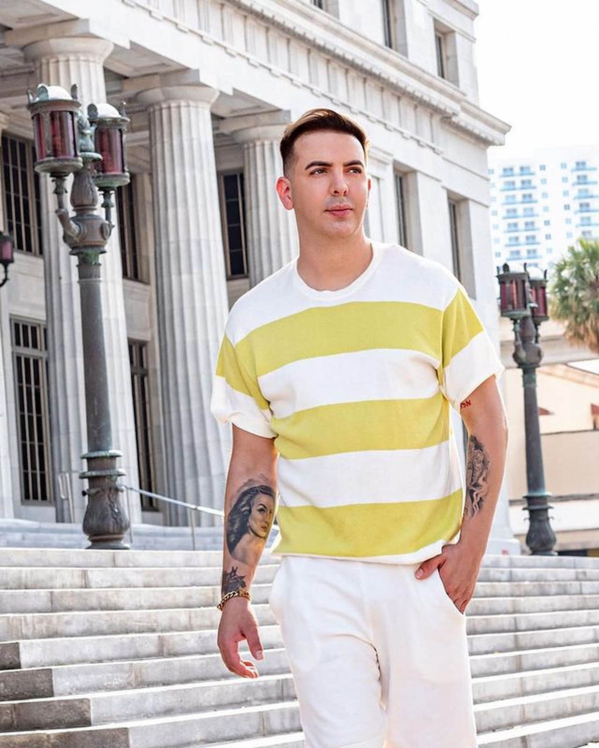 Artis Meksiko Lyn May memacari seorang berondong dan sedang hamil di umur 69 tahun&period; Yuk kita intip potret sang kekasih berondongnya&excl;