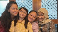 <p>Di momen tersebut, ia merayakannya bersama anggota keluarga, yakni ibu dan sang adik. Tak ketinggalan pula putri tercinta Marshanda, Sienna Ameerah Kasyafani. (Foto: Instagram @marshanda99)</p>