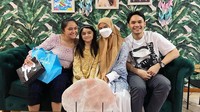 <p>Tak hanya itu, Marshanda juga merayakan hari bahagianya tersebut bersama mantan suaminya Ben Kasyafani dan ibu sambung Sienna, Ines. Momen kehangatan meraka pun ia <em>posting</em> di akun Instagramnya. <em>"This birthday is wonderful. This life is beautiful!"</em> tulisnya sebagai caption, dikutip dari akun @marshanda99. (Foto: Instagram @marshanda99)</p>