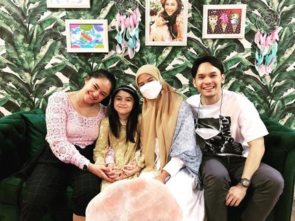 5 Potret Hangat Marshanda Rayakan Ultah Bareng Anak, Eks Suami dan Istrinya