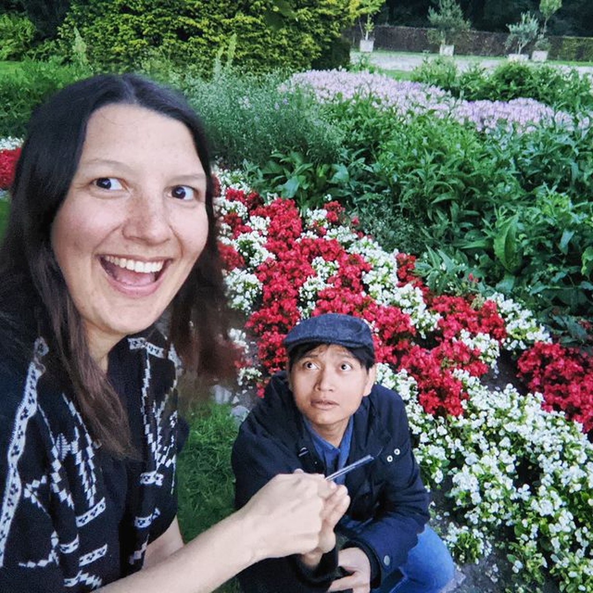 Seorang pria asal Semarang yang bernama Matrozi sedang viral karena kisah cintanya dengan sang istri bule&period; Yuk intip potret mereka&excl;