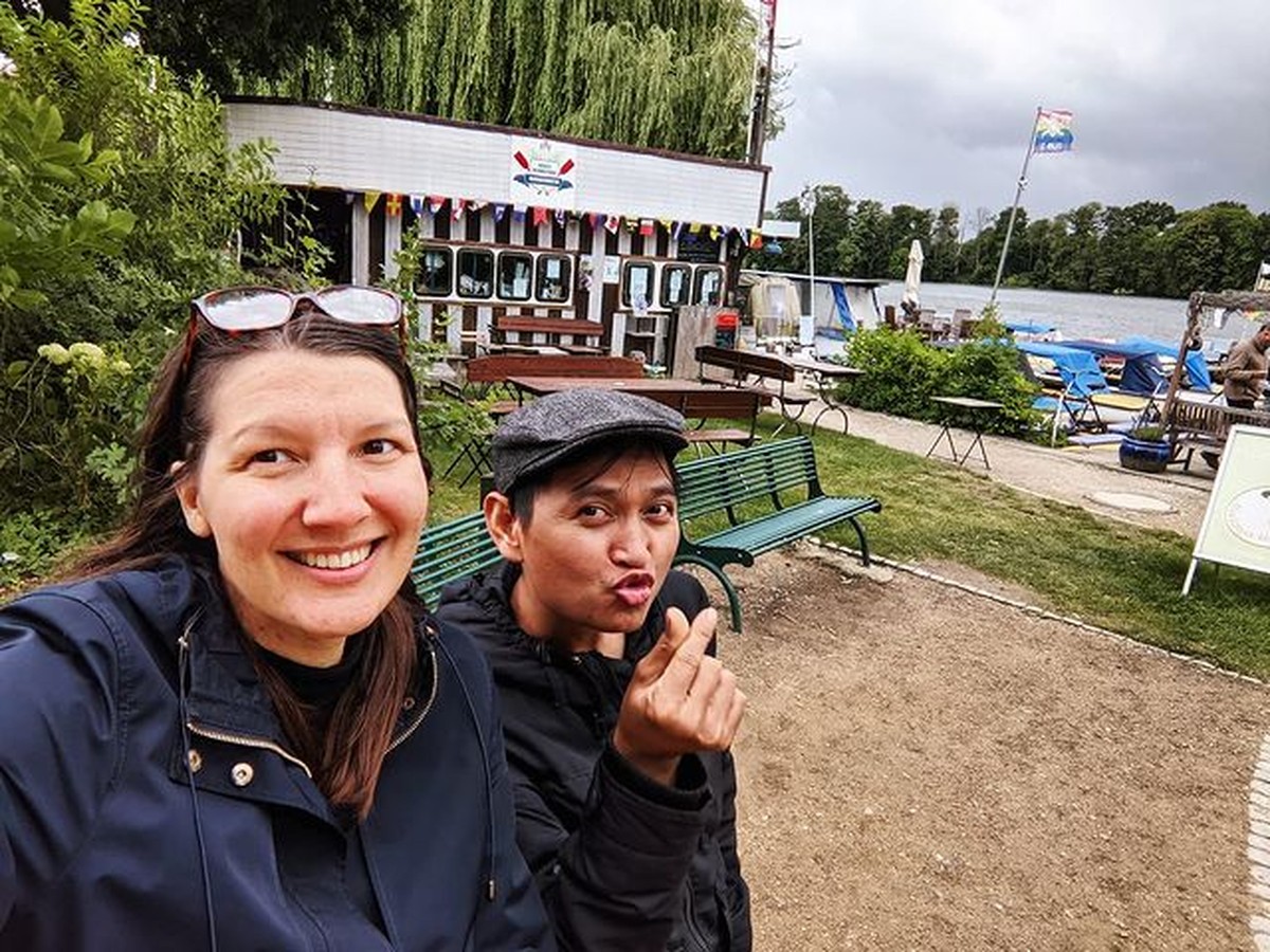 Seorang pria asal Semarang yang bernama Matrozi sedang viral karena kisah cintanya dengan sang istri bule&period; Yuk intip potret mereka&excl;