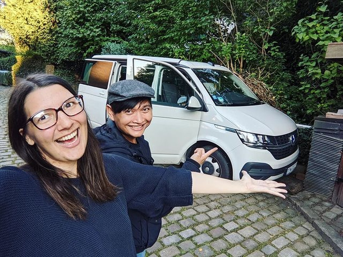 Seorang pria asal Semarang yang bernama Matrozi sedang viral karena kisah cintanya dengan sang istri bule&period; Yuk intip potret mereka&excl;