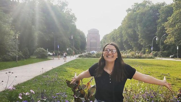 Seorang pria asal Semarang yang bernama Matrozi sedang viral karena kisah cintanya dengan sang istri bule. Yuk intip potret mereka!