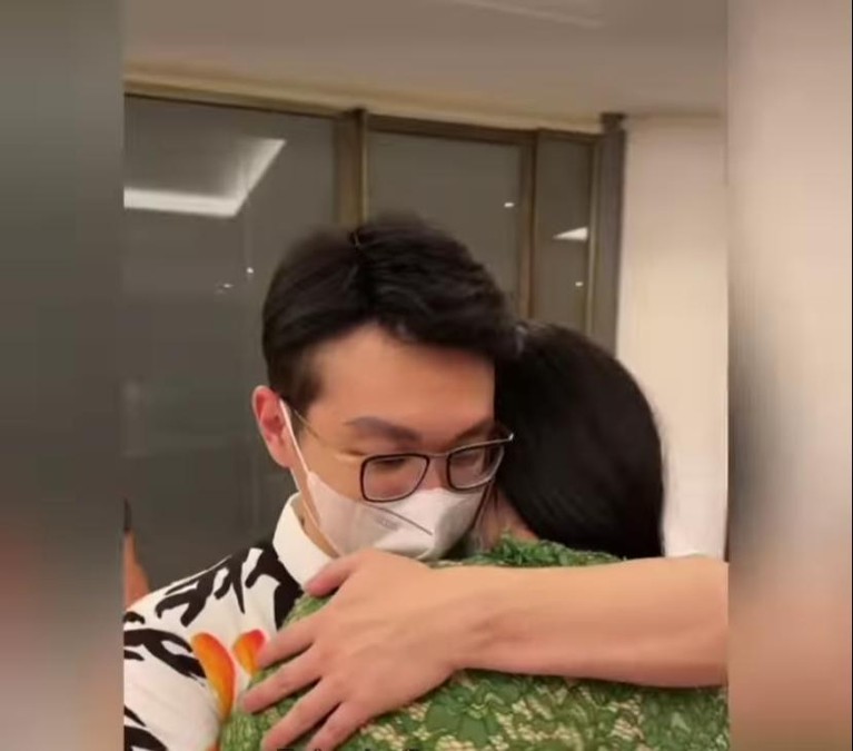 Richard Lee dan sang istri Reni Effendi sedang menjadi sorotan karena video penangkapan paksa sang suami. Yuk kita lihat momen mereka!