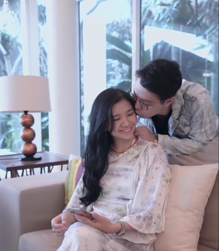 Momen Bahagia Richard Lee dan Reni Effendi Sang Istri Tercinta Richard Lee dan sang istri Reni Effendi sedang menjadi sorotan karena video penangkapan paksa sang suami. Yuk kita lihat momen mereka!