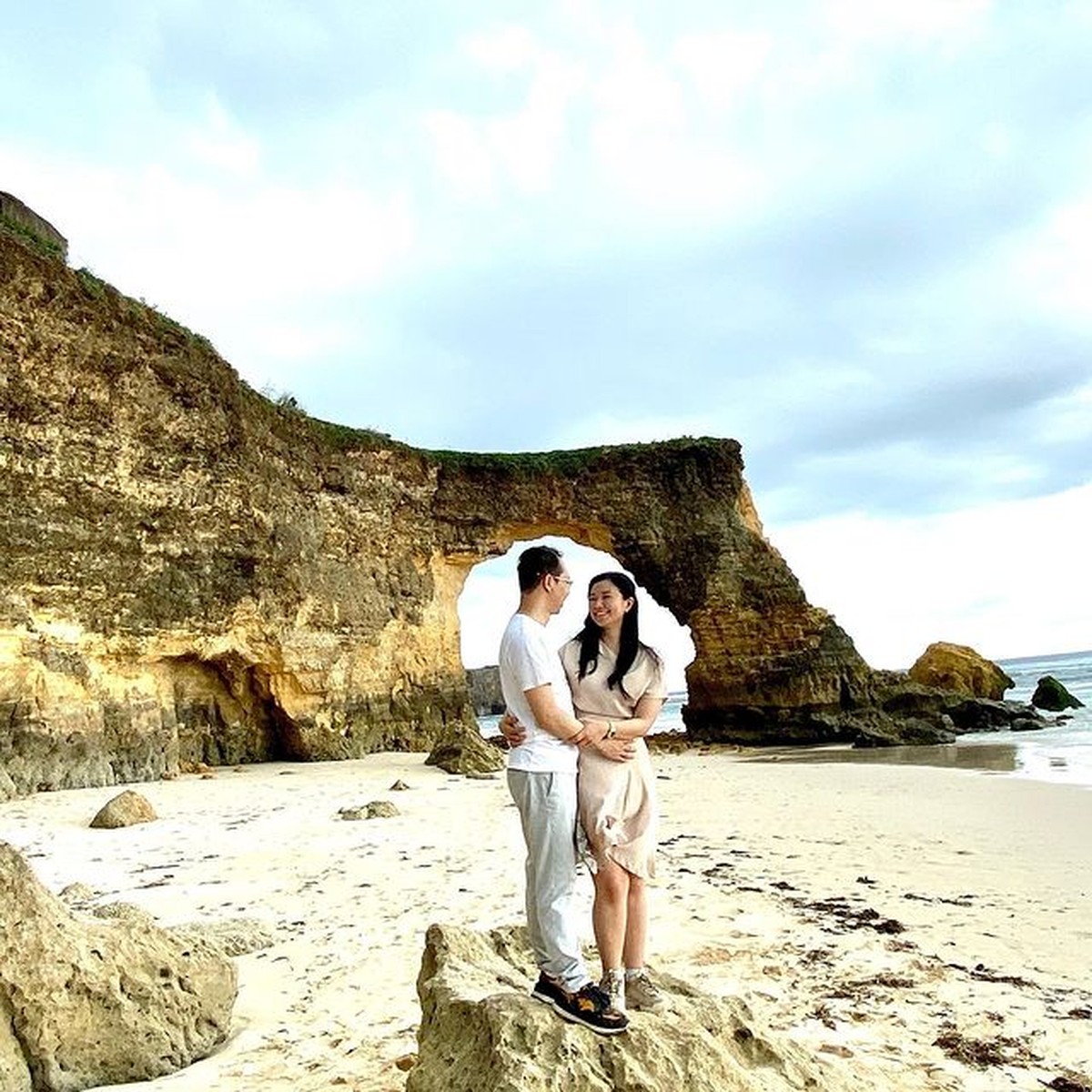 Richard Lee dan sang istri Reni Effendi sedang menjadi sorotan karena video penangkapan paksa sang suami&period; Yuk kita lihat momen mereka&excl;