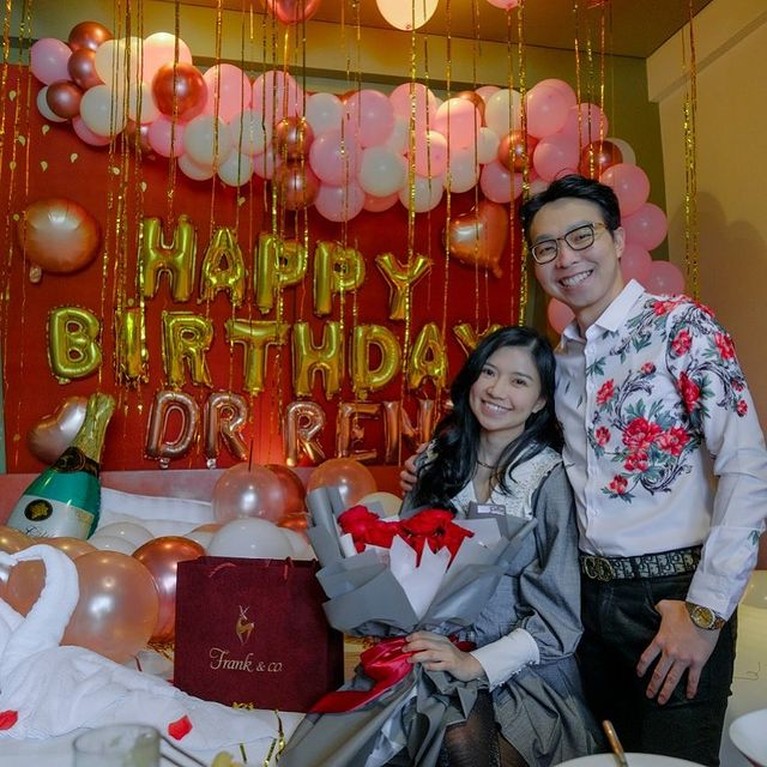 Richard Lee dan sang istri Reni Effendi sedang menjadi sorotan karena video penangkapan paksa sang suami. Yuk kita lihat momen mereka!