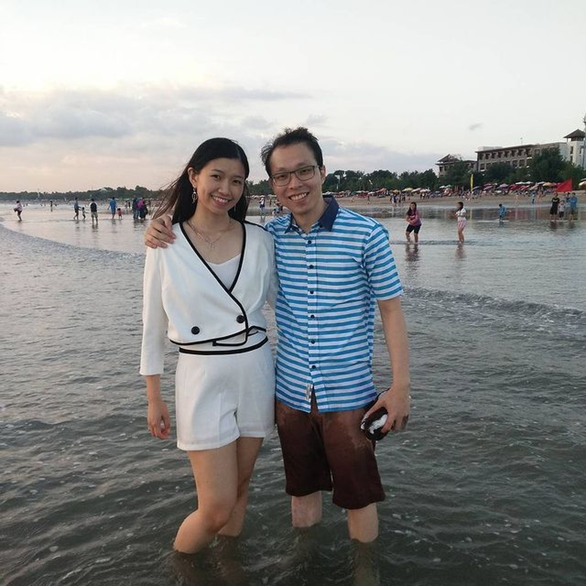 Richard Lee dan sang istri Reni Effendi sedang menjadi sorotan karena video penangkapan paksa sang suami&period; Yuk kita lihat momen mereka&excl;