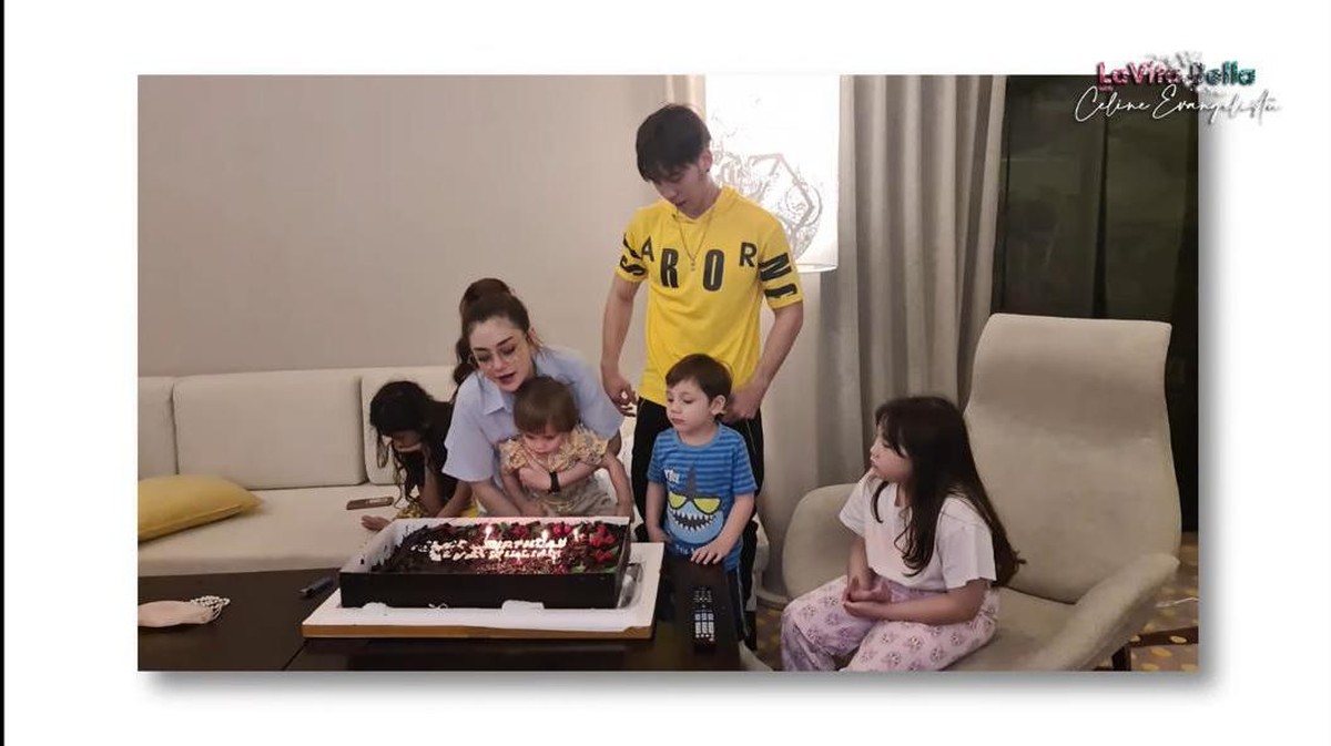 Sepulang dari rumah sakit Celine Evangelista rayakan ulang tahun Stefan William yang ke 28&period; Yuk kita intip momennya&excl;