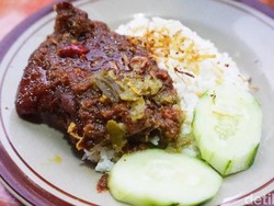 Nagih! 5 Nasi Bebek Madura dengan Bumbu Hitam yang Pedas Nyengat