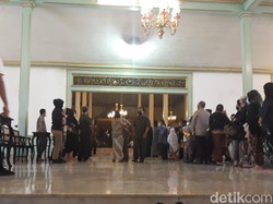 Tangis Keluarga Sambut Kedatangan Jenazah KGPAA Mangkunegara IX di Solo