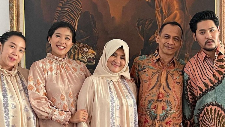 Olivia Zalianty bersama keluarga