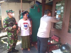 Tempelan Stiker di Rumah Warga Belum Divaksinasi dalam Sorotan
