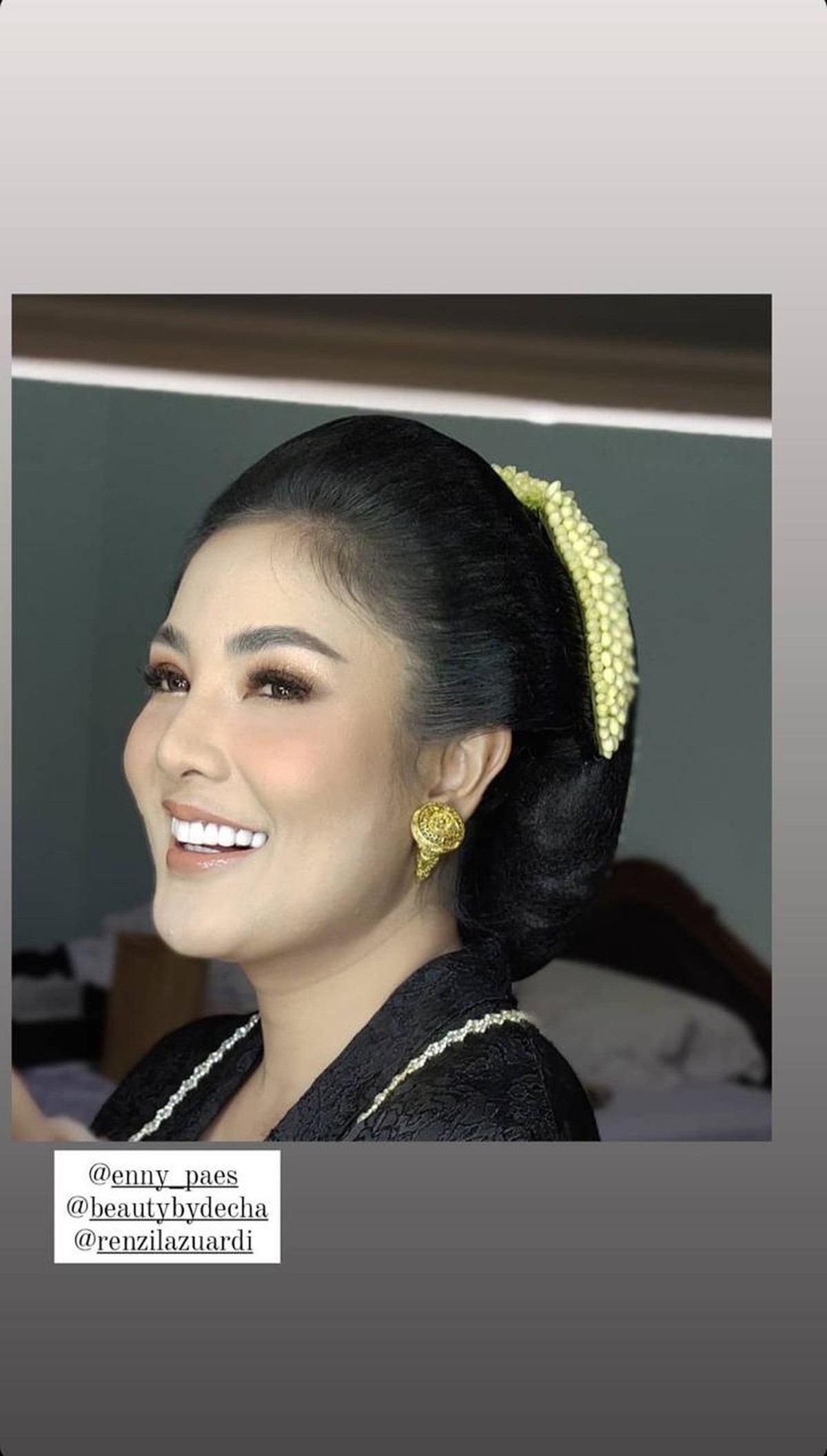 Nindy Ayunda melakukan pemotretan menggunakan busana kebaya ia tampil cantik dan anggun&period; Yuk kita lihat&excl;