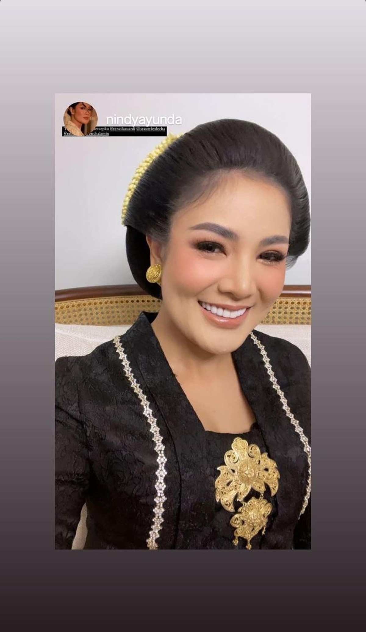 Nindy Ayunda melakukan pemotretan menggunakan busana kebaya ia tampil cantik dan anggun&period; Yuk kita lihat&excl;